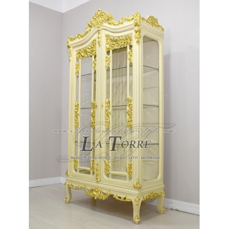 Barocker Vitrinenschrank im Stil Louis XV. aus Elfenbein und Goldkristall mit champagnerfarbenem Kunstlederbezug und