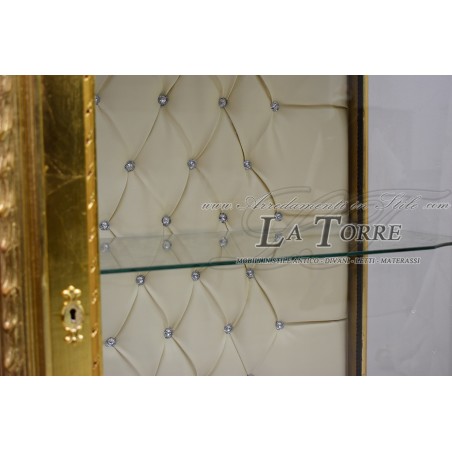 Louis XV Barock-Vitrinenschrank aus vergoldetem Glas mit champagnerfarbenem Kunstleder und Swarovski-Kristallen AL3035
