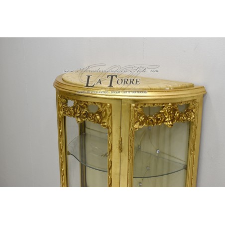 Halbmondförmige Vitrine im Louis-XV-Barockstil, Gold, champagnerfarbenes Kunstleder, Swarovski AL5760