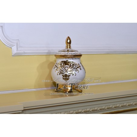 Zwei Keramik-Pralinendosen, elfenbeinfarbene und goldene Tischdekorationen, DS19 und DS22