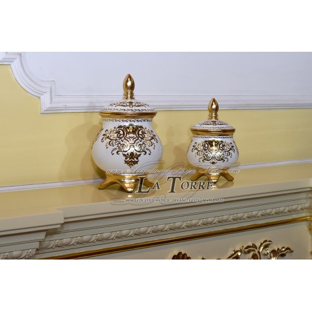 Zwei Keramik-Pralinendosen, elfenbeinfarbene und goldene Tischdekorationen, DS19 und DS22