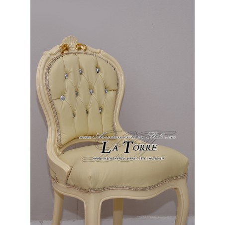 Louis-XV-Sessel, elfenbeinfarbenes und goldfarbenes Holz, champagnerfarbenes Kunstleder, Swarovski AR012