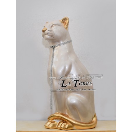 Keramik-Tierstatue Löwin mit geschlossenem Maul, perlmuttweißgolden, mit Swarovski-Kristallen, Höhe 90 cm, PR11