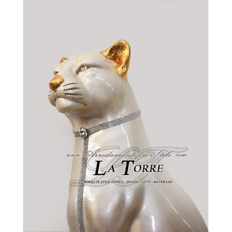 Keramik-Tierstatue Löwin mit geschlossenem Maul, perlmuttweißgolden, mit Swarovski-Kristallen, Höhe 90 cm, PR11
