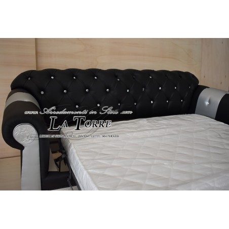 Divano letto 3 posti rete e materasso Chesterfield moderno Dea Medusa ecopelle o velluto qualsiasi colore swarovski AZ03