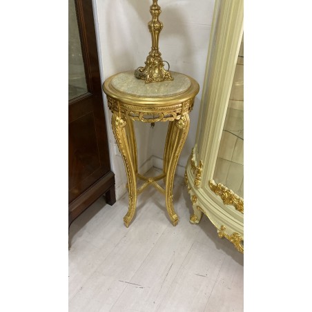 Couchtisch im Barockstil mit vergoldeter Rückwand und runder Marmorplatte, Höhe 75 cm, Länge 1244 cm