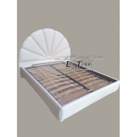 Modernes Doppelbett aus Öko-Leder mit Stauraum.