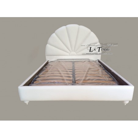 Modernes Doppelbett aus Öko-Leder mit Stauraum.