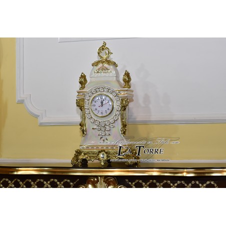 Tischuhr P26 aus weißem Porzellan und Blattgold im Barockstil