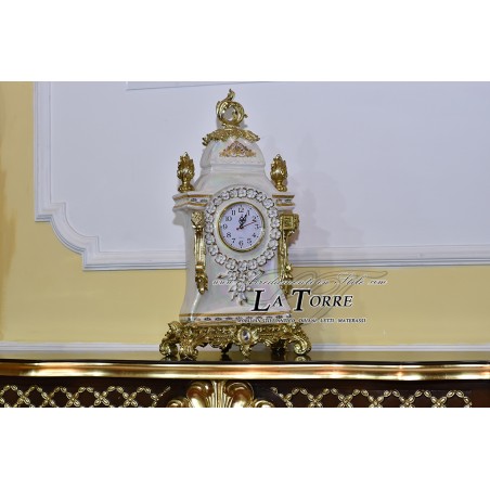 Tischuhr P26 aus weißem Porzellan und Blattgold im Barockstil