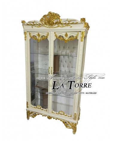 Barocker Vitrinenschrank im Stil Louis XV. aus Elfenbein und Goldkristall mit champagnerfarbenem Kunstlederbezug und