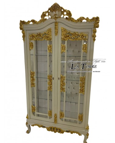 Barocker Vitrinenschrank im Stil Louis XV. aus Elfenbein und Goldkristall mit champagnerfarbenem Kunstlederbezug und