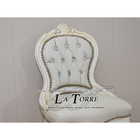 Louis-XV-Stuhl, weißes Holz, silbernes Kunstleder, Swarovski AR012