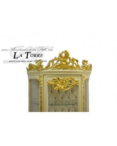 Halbmondförmige Glasvitrine im Stil des Louis-XV-Barocks, elfenbeinfarben und goldfarben, Kunstleder, Swarovski-Kristalle LT3036