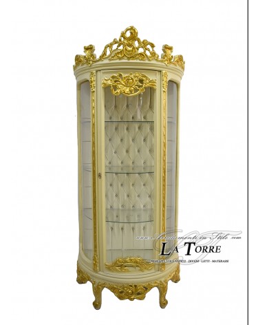 Halbmondförmige Glasvitrine im Stil des Louis-XV-Barocks, elfenbeinfarben und goldfarben, Kunstleder, Swarovski-Kristalle LT3036