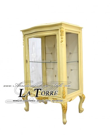 Barocker Louis XV Glasvitrine, elfenbeinfarbener und goldfarbener Kunstlederbezug, Swarovski-Kristalle AL3337