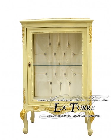Barocker Louis XV Glasvitrine, elfenbeinfarbener und goldfarbener Kunstlederbezug, Swarovski-Kristalle AL3337