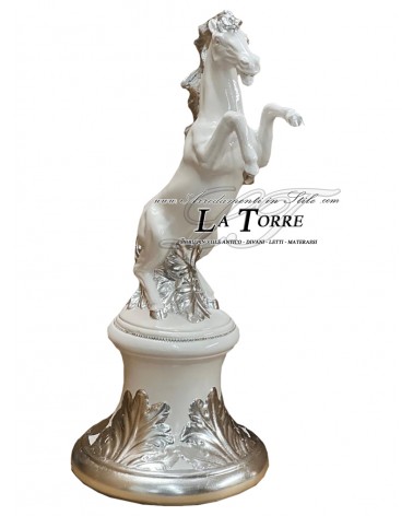 Statua scultura in ceramica cavallo rampante su colonna bianco argento H75 PR60