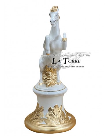 Statua scultura in ceramica cavallo rampante su colonna bianco e oro H75 PR60