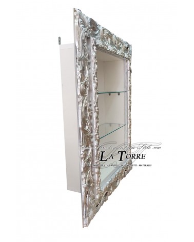 Wandvitrine im Barockstil mit perforiertem Rahmen, TV-Box und maßgefertigtem Flaschenhalter.