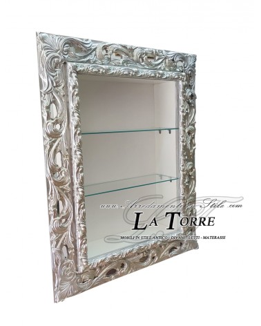 Wandvitrine im Barockstil mit perforiertem Rahmen, TV-Box und maßgefertigtem Flaschenhalter.