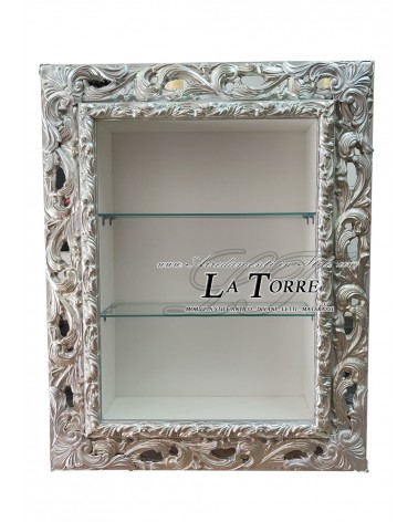 Wandvitrine im Barockstil mit perforiertem Rahmen, TV-Box und maßgefertigtem Flaschenhalter.