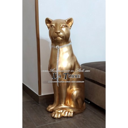 Keramik-Tierstatue Löwin mit geschlossenem Maul, vergoldet mit Swarovski-Kristallen, H 90 cm, PR11