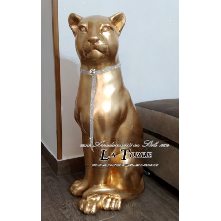 Keramik-Tierstatue Löwin mit geschlossenem Maul, vergoldet mit Swarovski-Kristallen, H 90 cm, PR11