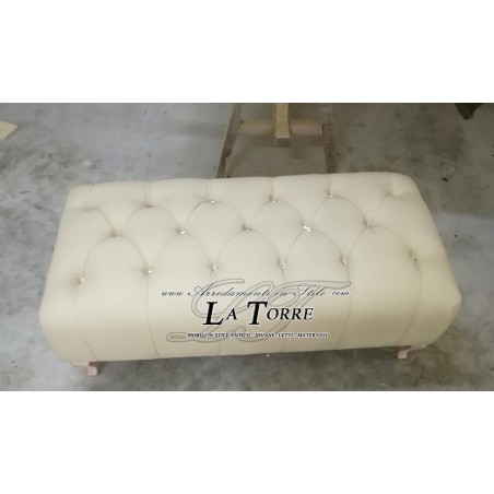 Jane Viktorianischer französischer moderner Fußhocker Pouf aus Kunstleder in Champagner mit Swarovski-Knöpfen in jeder Farbe