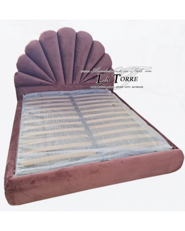 Modernes Doppelbett im Design von Öko-Leder oder Samt mit Stauraum in Pflaumenfarbe.
