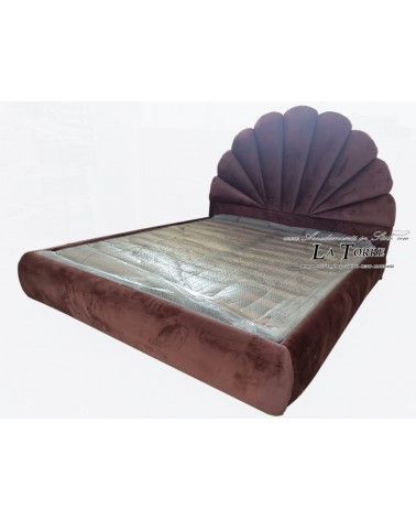Modernes Doppelbett im Design von Öko-Leder oder Samt mit Stauraum in Pflaumenfarbe.