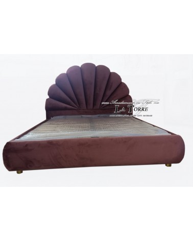 Modernes Doppelbett im Design von Öko-Leder oder Samt mit Stauraum in Pflaumenfarbe.