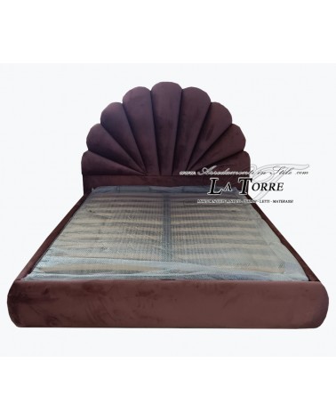 Modernes Doppelbett im Design von Öko-Leder oder Samt mit Stauraum in Pflaumenfarbe.