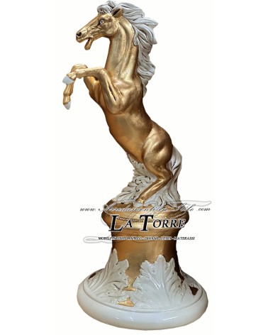 Keramikskulptur eines springenden Pferdes auf einer gold-weißen Säule H75 PR60