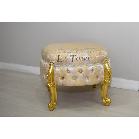 Sofì Pouf aus goldfarbenem Damaststoff im Louis-XV-Barockstil mit elfenbeinfarbener Lilie von Swarovski (AL1887)