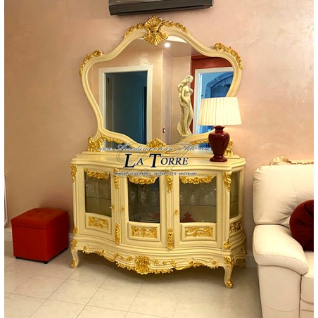 Vitrine im Barockstil mit Spiegel, elfenbeinfarbenem und goldenem Sideboard, B 160 cm AL6266
