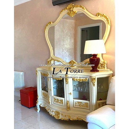 Vitrine im Barockstil mit Spiegel, elfenbeinfarbenem und goldenem Sideboard, B 160 cm AL6266
