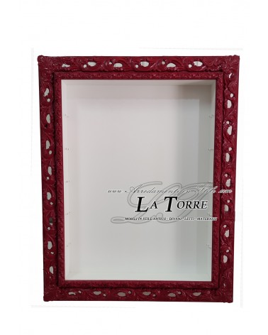 Wandvitrine im Barockstil mit perforiertem Rahmen, TV-Box und maßgefertigtem Flaschenhalter.