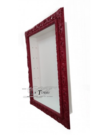 Wandvitrine im Barockstil mit perforiertem Rahmen, TV-Box und maßgefertigtem Flaschenhalter.