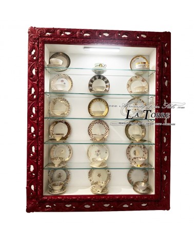 Wandvitrine im Barockstil mit perforiertem Rahmen, TV-Box und maßgefertigtem Flaschenhalter.