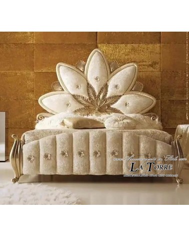 Barockes Doppelbett mit goldfarbenem Samtbehälter, verziert mit Blumen und Swarovski-Kristallen in beliebiger Farbe.