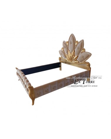 Barockes Doppelbett mit goldfarbenem Samtbehälter, verziert mit Blumen und Swarovski-Kristallen in beliebiger Farbe.