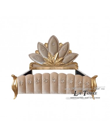 Barockes Doppelbett mit goldfarbenem Samtbehälter, verziert mit Blumen und Swarovski-Kristallen in beliebiger Farbe.