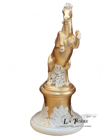 Keramikskulptur eines springenden Pferdes auf einer gold-weißen Säule H75 PR60