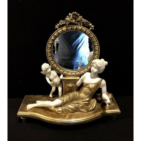 Ständer mit antikem Spiegelornament und goldener barocker Venus-Putto-Figur, Höhe 45 cm, R92