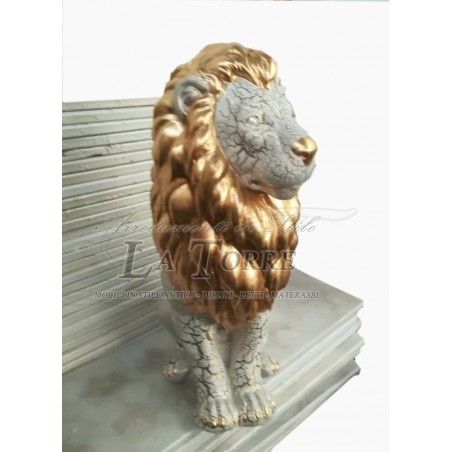 Keramikstatue Löwe mit geschlossenem Maul, elfenbeinfarbene Mähne mit Craquelé-Effekt, Blattgold, Swarovski-Kristalle, Höhe 90