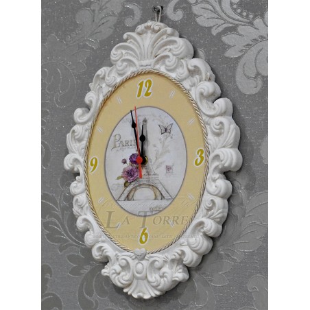 Wanduhr im Shabby-Chic-Barockstil mit geschwungenem Rand aus Keramikputz