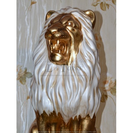 Keramik-Tierstatue, Löwe mit offenem Maul, perlmuttweiß, Blattgold, Swarovski-Kristalle, H70 cm, PR13
