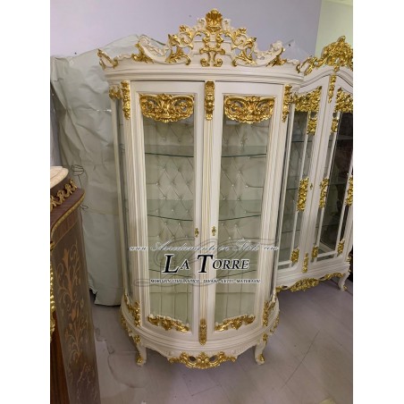 Barocker Vitrinenschrank im Stil Louis XV. aus Elfenbein und Goldkristall mit champagnerfarbenem Kunstlederbezug und