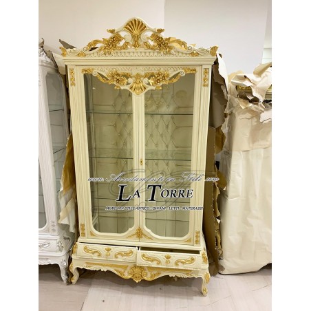 Barock-Vitrinenschrank im Stil Louis XV. aus Elfenbein und Goldkristall mit champagnerfarbenem Kunstlederbezug und
